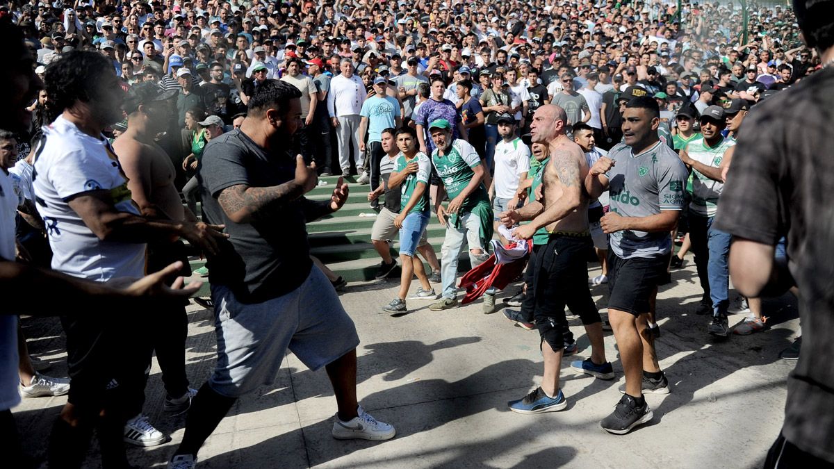 Los hinchas de Sarmiento y Boca se enfrentaron en la previa del partido de la Liga Profesional.