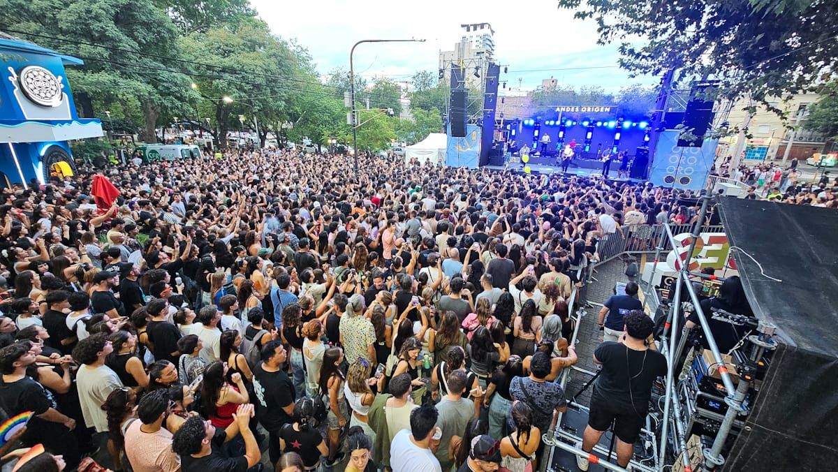Una multiud frente a uno de los escenarios. Una multiud frente a uno de los escenarios.