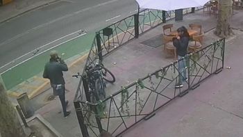 Un periodista de TN sufrió el robo de su bicicleta en pleno centro de Mendoza y todo quedó filmado