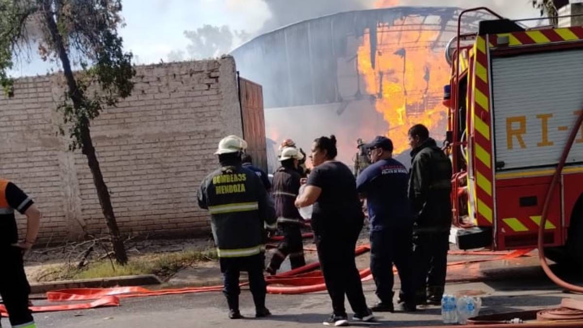 Varias dotaciones de Bomberos Voluntarios trabajan para extinguir las llamas que se desataron en un galpón de bolsas de nylon.