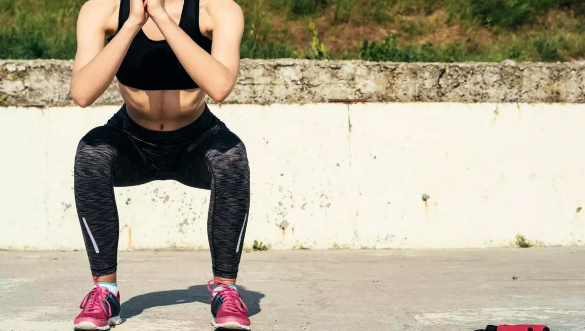 Una persona aumenta su masa muscular gracias al descanso, la comida y el entrenamiento