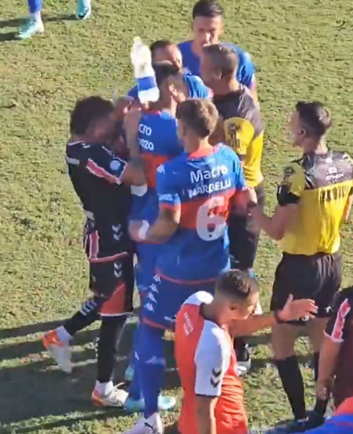 El momento del botellazo que hizo suspender el partido de Copa Argentina entre Chacarita y Tigre El momento del botellazo que hizo suspender el partido de Copa Argentina entre Chacarita y Tigre