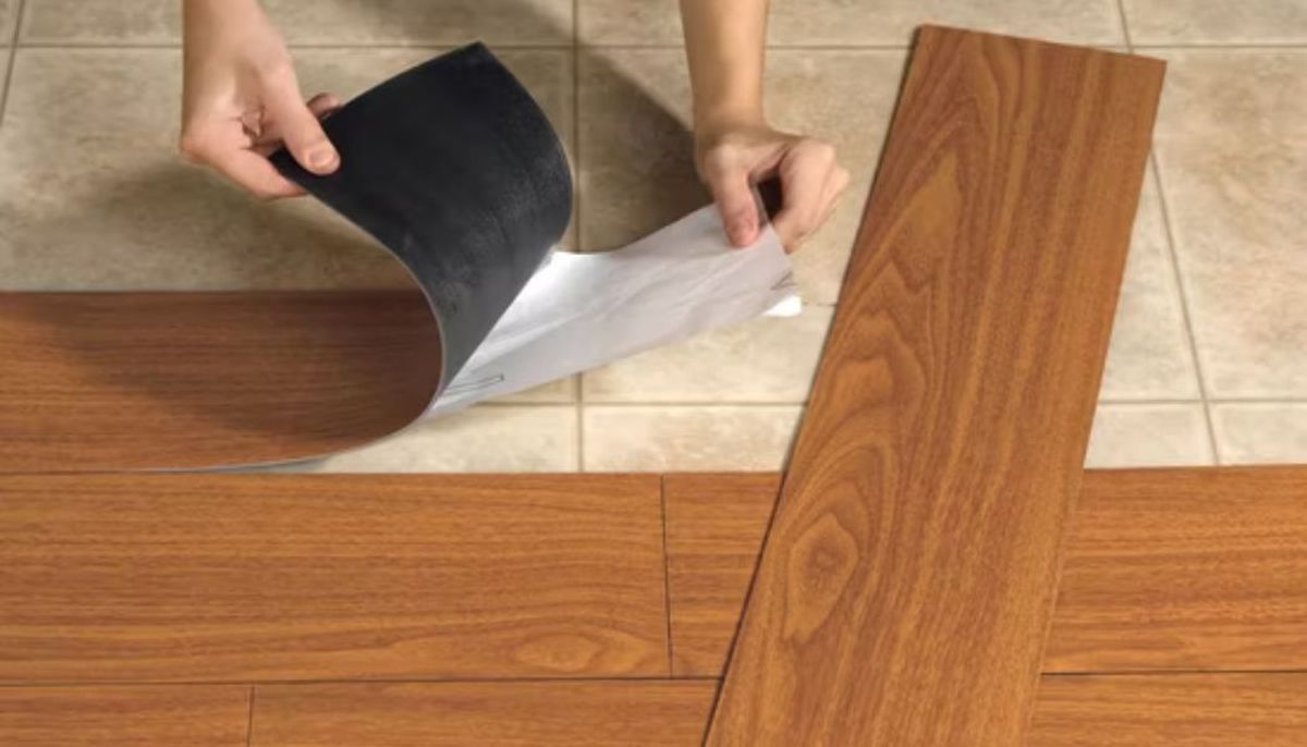 Así se ven las baldosas adhesivas de PVC. Imagen: Freepik. Así se ven las baldosas adhesivas de PVC. Imagen: Freepik.