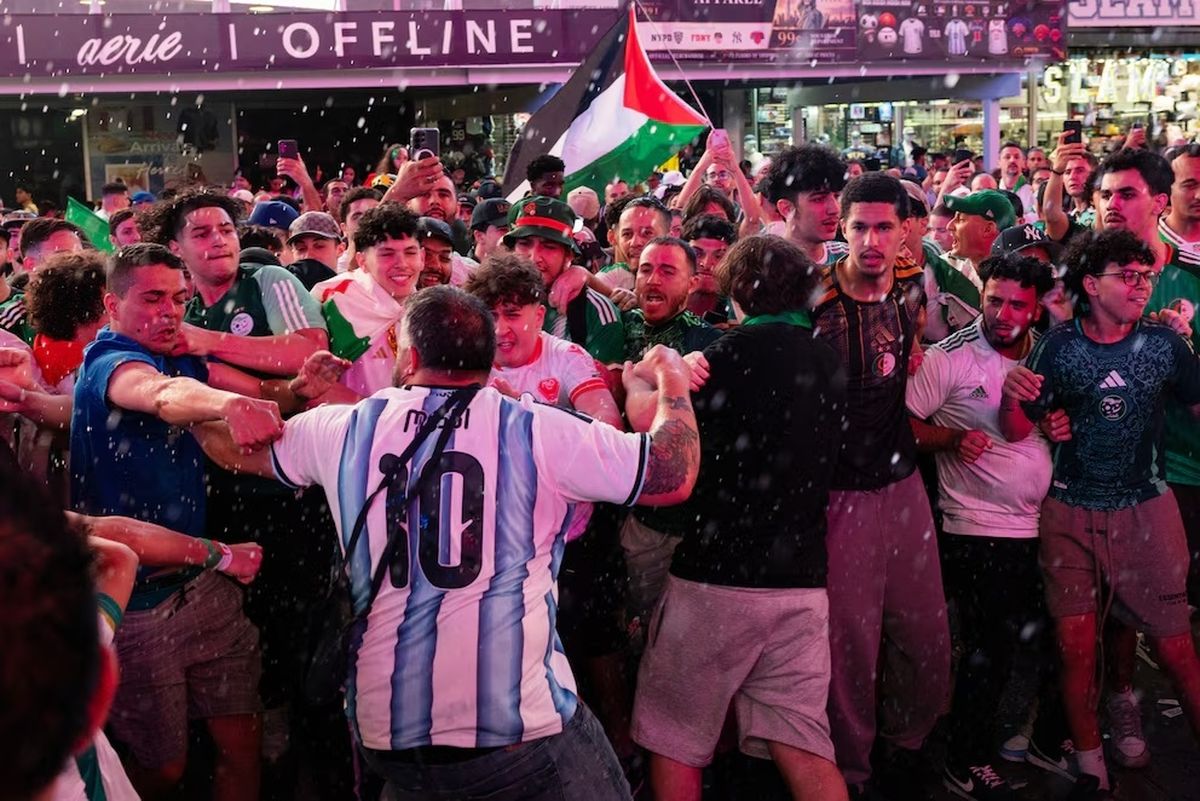 El enfrentamiento entre los hinchas de la Selección argentina y la de Argelia.