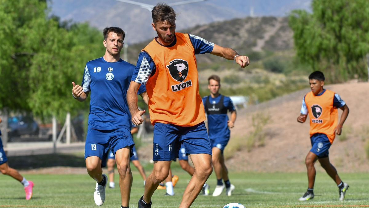 El plantel de Independiente Rivadavia ensayó este viernes en el predio del Dalvian. El plantel de Independiente Rivadavia ensayó este viernes en el predio del Dalvian.