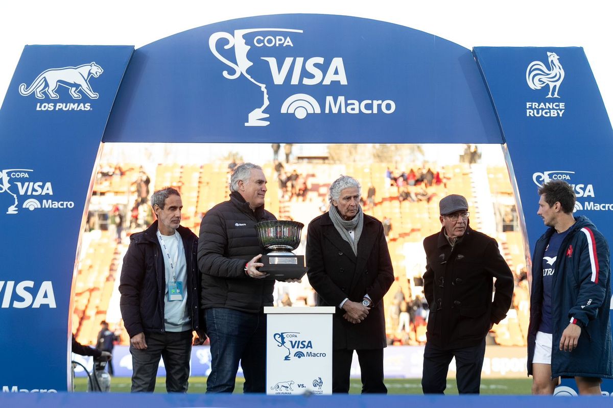 El Director de patrocinios Cono Sur, Brian Anthony, Gerente Transformación Banco Macro, entregando la copa, Gabriel Travaglini, Presidente de la UAR, y Federico Chiapetta, subsecretario de Deportes de Mendoza. El Director de patrocinios Cono Sur, Brian Anthony, Gerente Transformación Banco Macro, entregando la copa, Gabriel Travaglini, Presidente de la UAR, y Federico Chiapetta, subsecretario de Deportes de Mendoza.