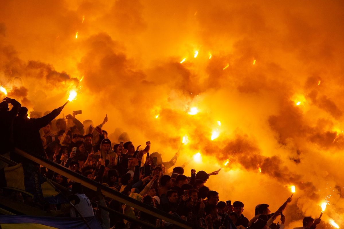 La ineficiencia del opertivo de seguridad quedó en evidencia cuando la hinchada de Boca desplegó una enorme cantidad de bengalas.