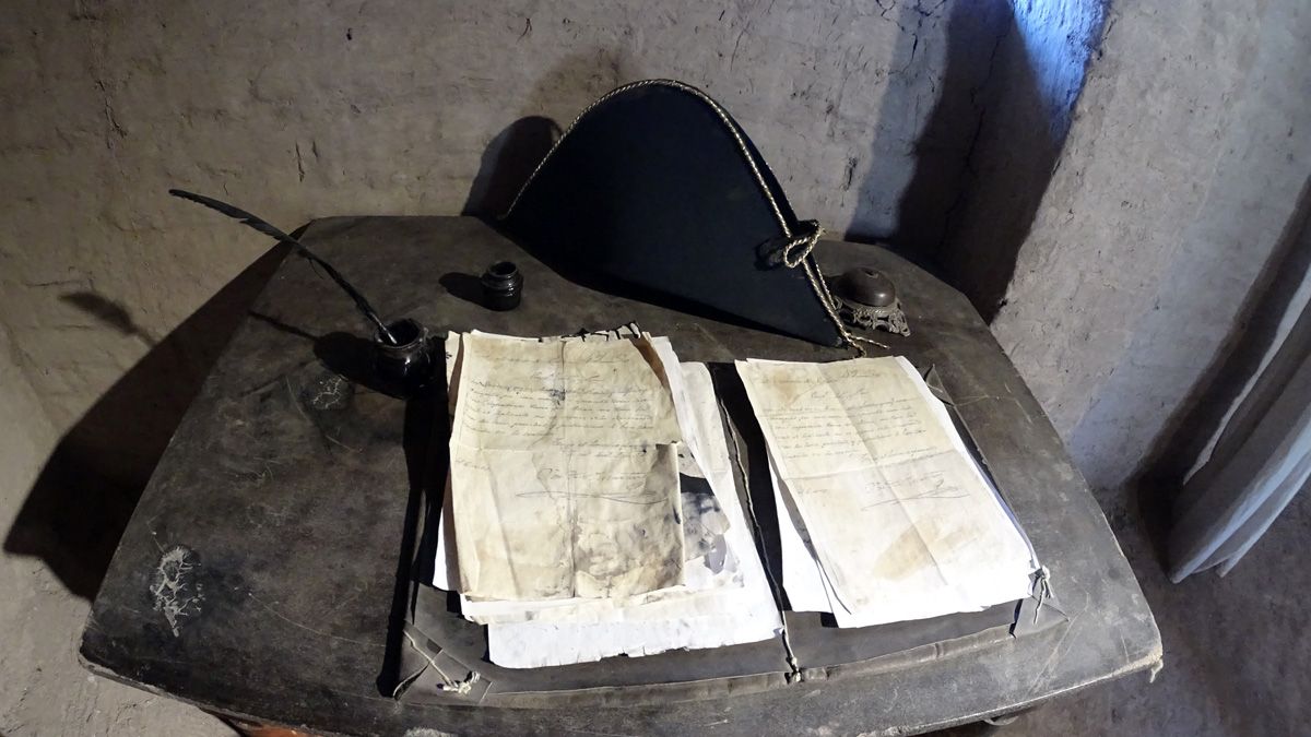 Escritorio del dormitorio del General San Martín, donde se ven sus escritos.Foto: Fernando Martinez/ Diario UNO