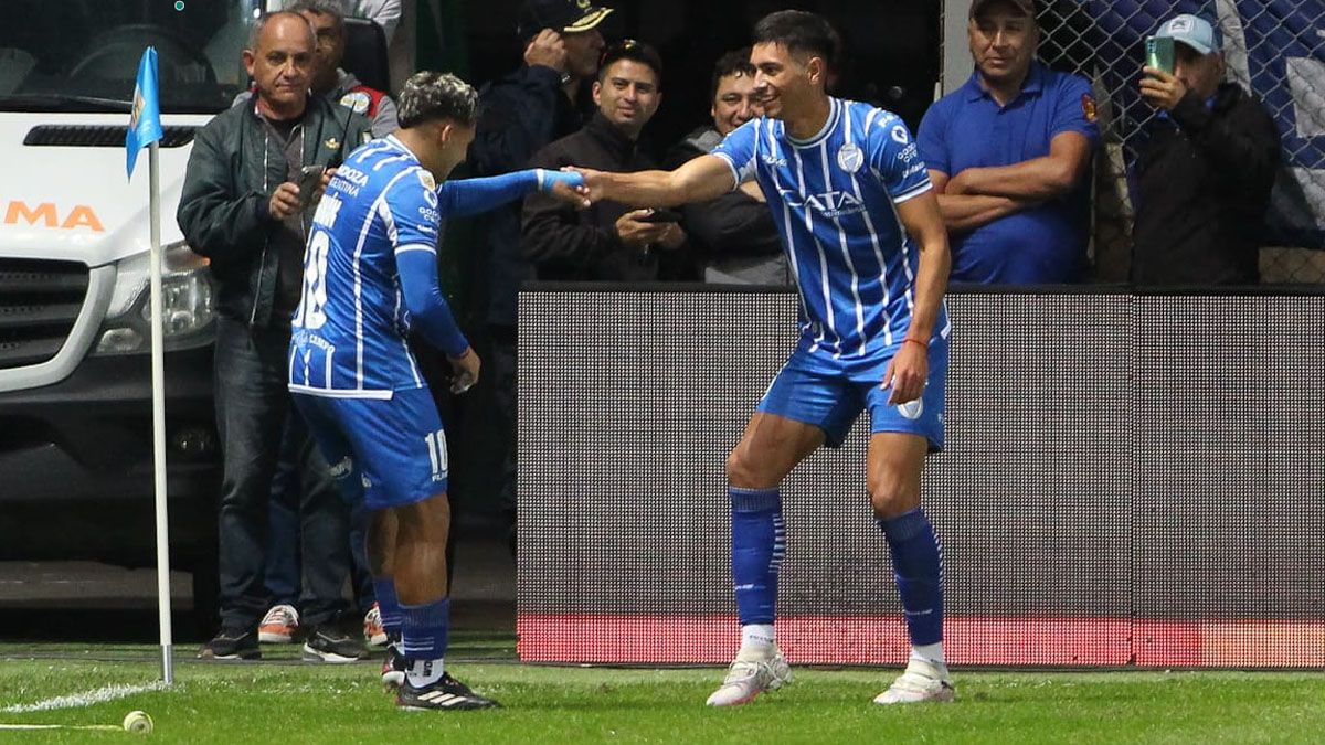 Almtamira y López Muñoz celebran el gol de Godoy Cruz ante Vélez. Almtamira y López Muñoz celebran el gol de Godoy Cruz ante Vélez.