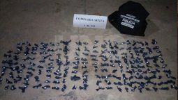 Sorpresa y media: atraparon a dos jóvenes vendiendo droga en una plaza de Pozo Borrado