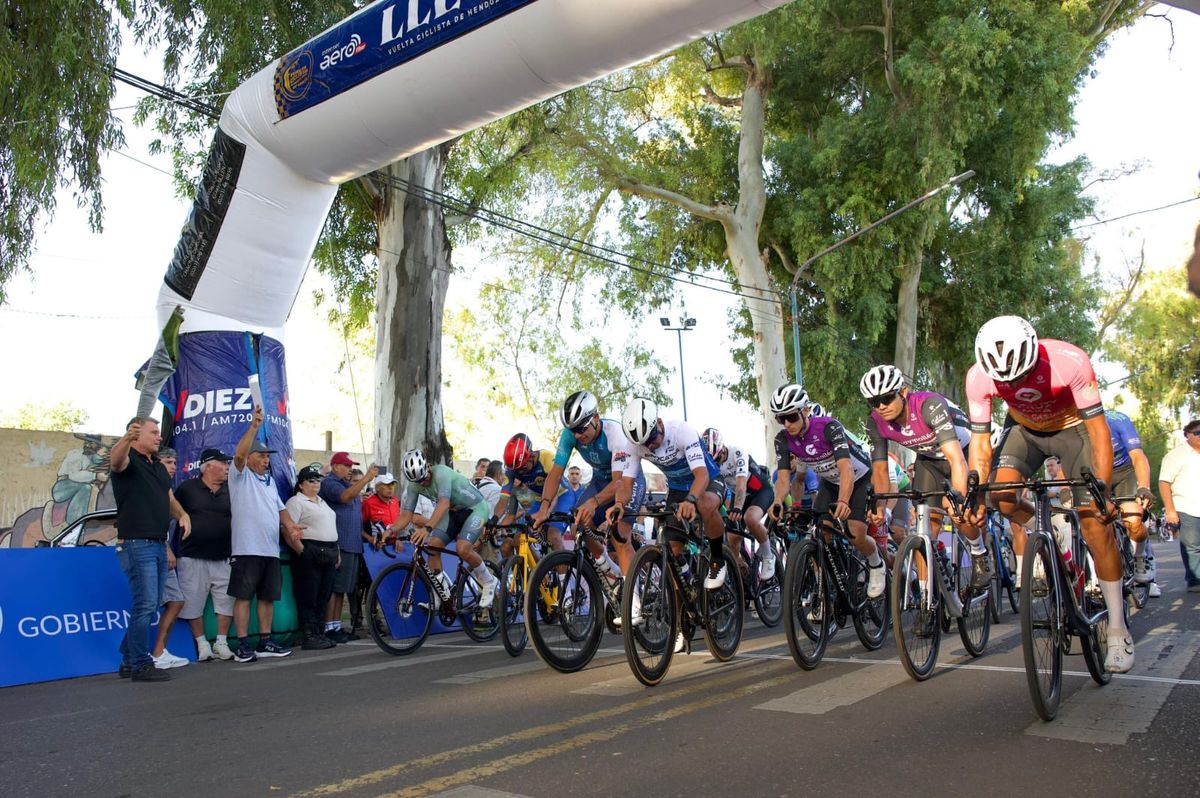 Se puso en marcha la 50ª Vuelta de Mendoza y Gerardo Tivani ganó el prólogo en Godoy Cruz