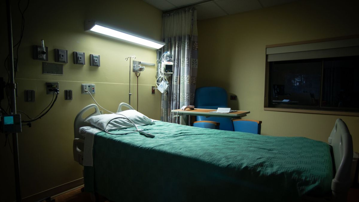 El sacerdote se encontraba en el hospital para asistir espiritualmente a una persona privada de su libertad. El sacerdote se encontraba en el hospital para asistir espiritualmente a una persona privada de su libertad.