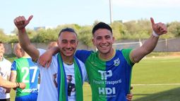 Mauro Ruggeri festeja con su hermano Franco el título que ganaron con el Nuorese Calcio de Italia.