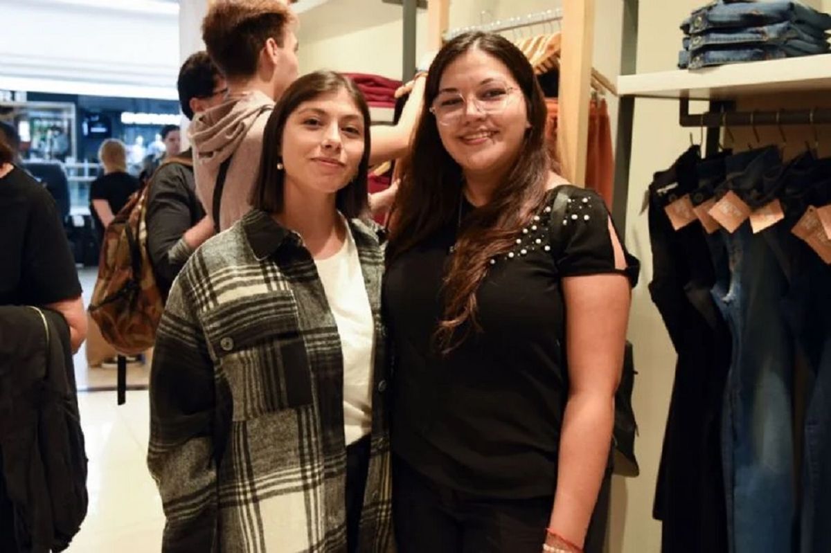 Luana Magallanes, Encargada de producción y diseño, charlando con clientas. Luana Magallanes, Encargada de producción y diseño, charlando con clientas.