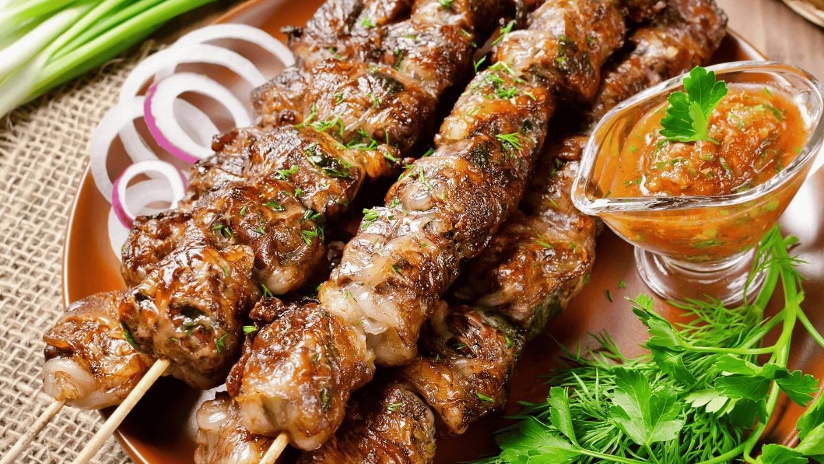 El kebab consiste en brochetas de carne especiada que se sirven solas o con salsa harissa. Foto: delishglobe. El kebab consiste en brochetas de carne especiada que se sirven solas o con salsa harissa. Foto: delishglobe.