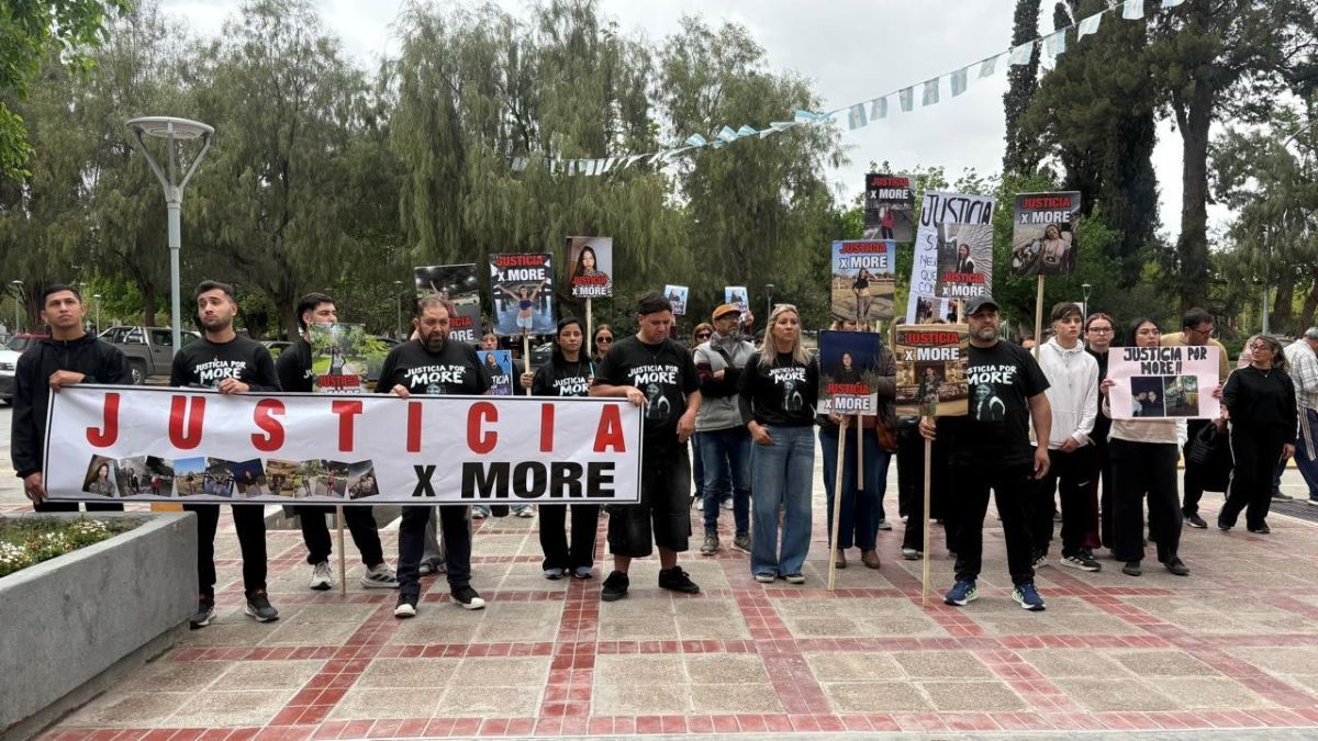 La familia, amigos y seres queridos de Morena González llegaron desde Junín hasta Lavalle para pedir justicia por la muerte de la joven. 