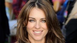 Liz Hurley hizo topless a los 56 y la red estalló.