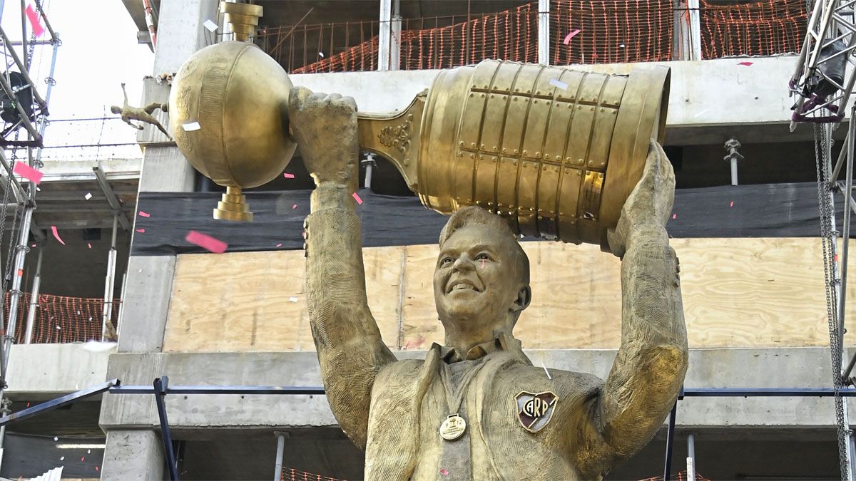 Marcelo Gallardo ya tiene su estatua en el Monumental.