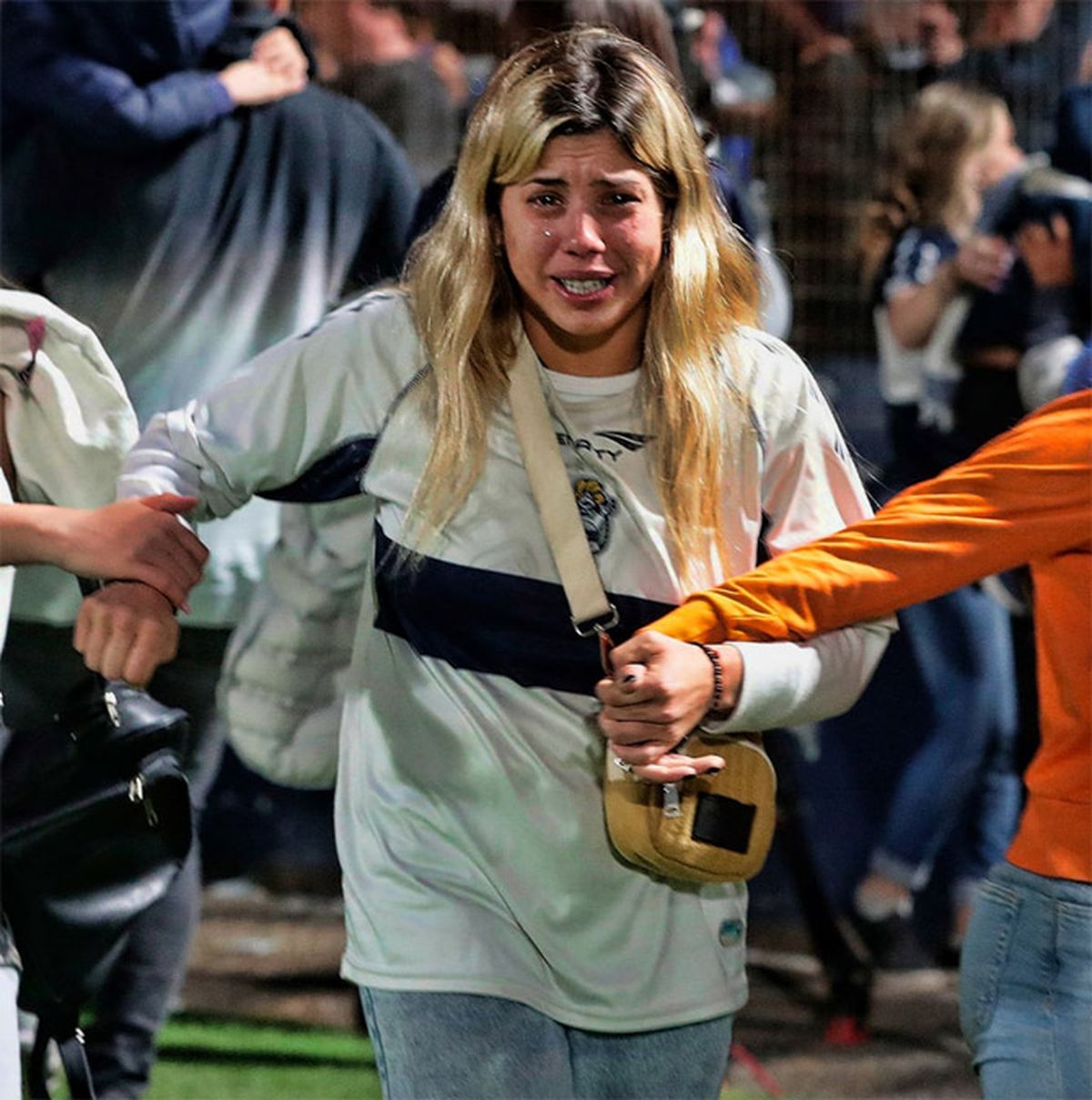 Dentro de la cancha de Gimnasia y en las inmediaciones, se vivieron momentos de elevada tensión con la policía, en el partido que el Lobo había comenzado a jugar con Boca.