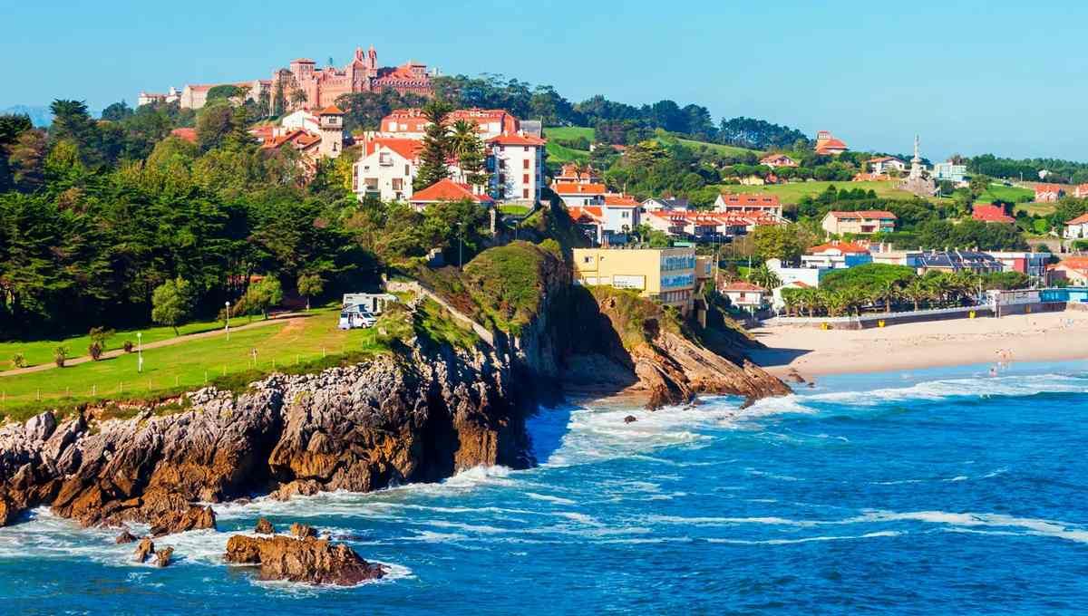 Los pueblos más bonitos de España que parecen sacados de un cuento de hadas - Página 2 Comillas-pueblojpg