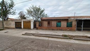 Le pegaron dos balazos a un hombre en Guaymallén y lo arrastraron 200 metros para robarle la camioneta