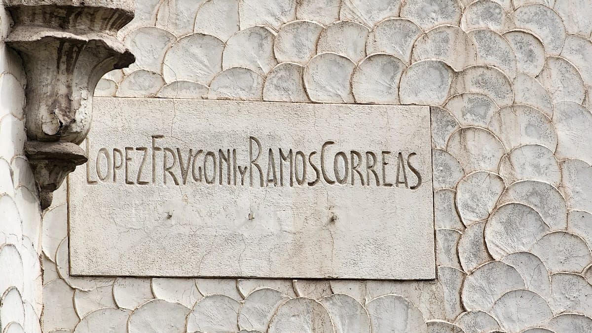 Como en el resto de las antiguas mansiones mendocinas, la casa luce el cartel con los nombres de sus autores. Como en el resto de las antiguas mansiones mendocinas, la casa luce el cartel con los nombres de sus autores.