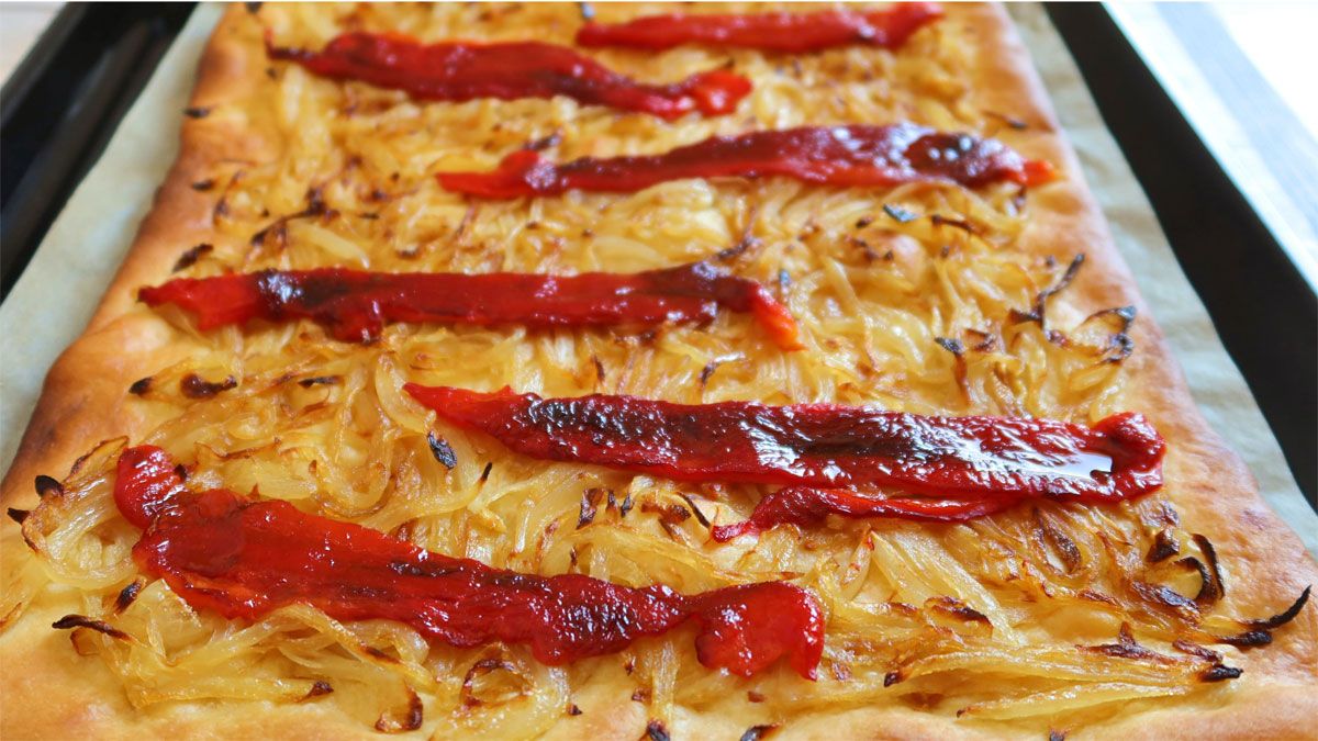 La receta de tarta de pimientos y cebolla sale deliciosa y es perfecta para sorprender a la familia con el mejor sabor.