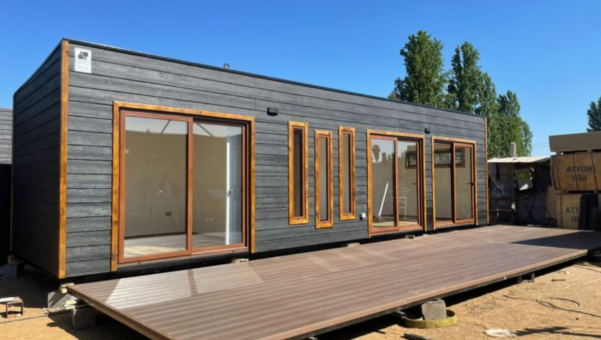 Así es la casa prefabricada con 2 dormitorios y porche que se vende por menos de 3.500 euros