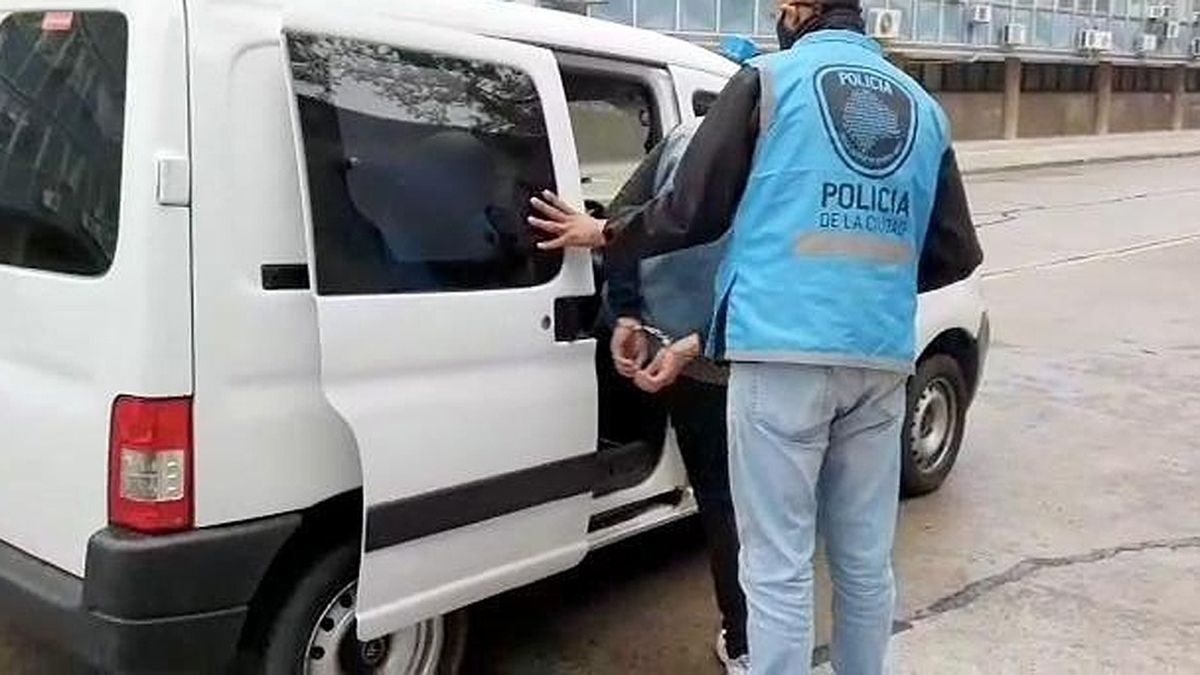 El hombre fue detenido luego de un trabajo de campo por parte de efectivos de la Policía de la Ciudad. Está acusado de abusar sexualmente de una niña de 7 años