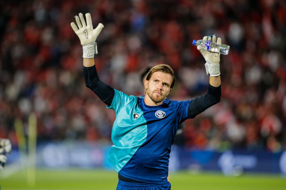 Ezequiel Centurión tuvo que ser sustituído por un golpe en su muñeca.