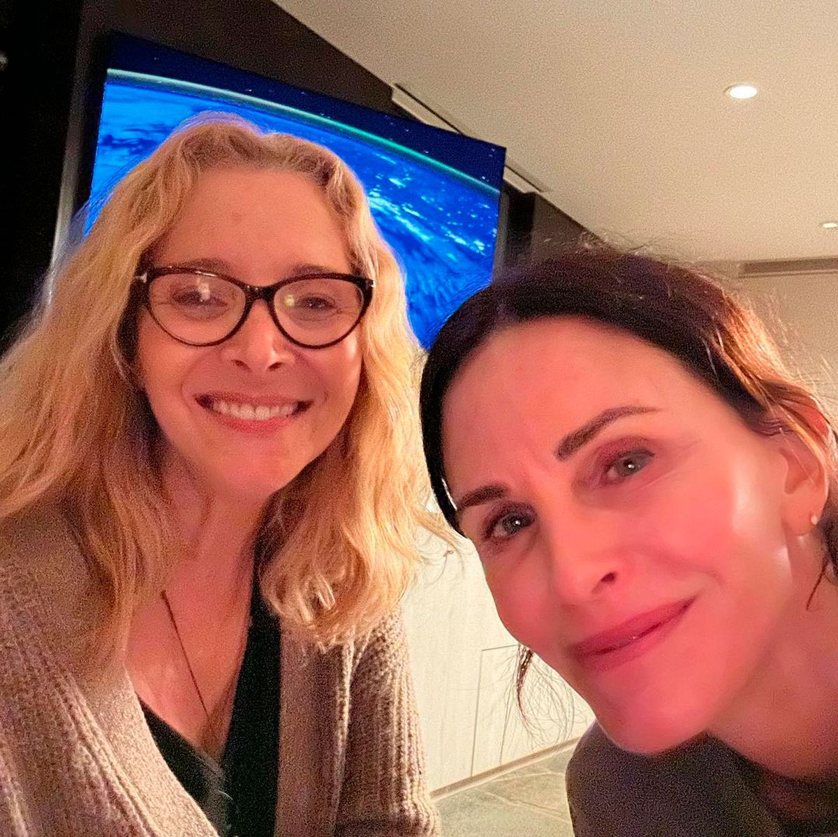 Courteney Cox junto a Lisa Kudrow, quien interpretó a Phoebe Buffay en  Courteney Cox junto a Lisa Kudrow, quien interpretó a Phoebe Buffay en