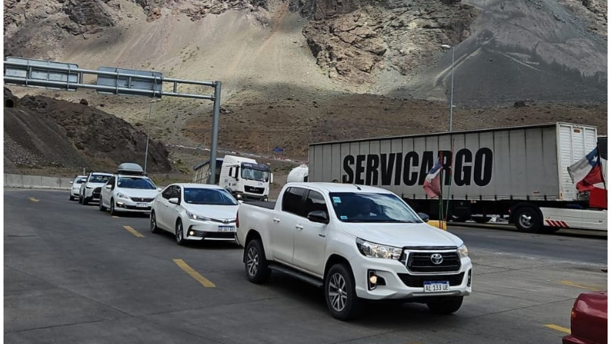 Las extensas filas de vehículos en el complejo Los Libertadores volvieron a repetirse este jueves en la previa del fin de semana. Las extensas filas de vehículos en el complejo Los Libertadores volvieron a repetirse este jueves en la previa del fin de semana.