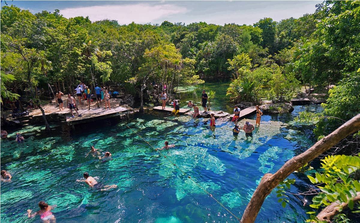 Los cenotes son un atractivo único de Bacalar.