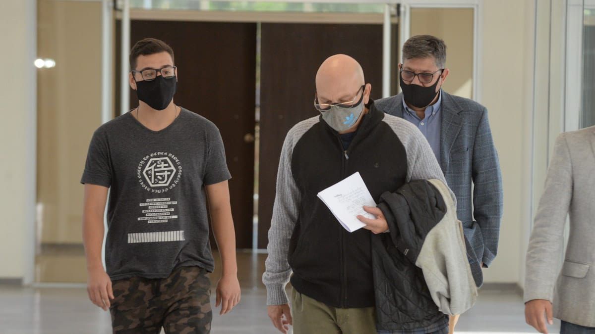 Luis Lobos y su hijo Facundo (a la izquierda) al llegar al Polo Judicial.