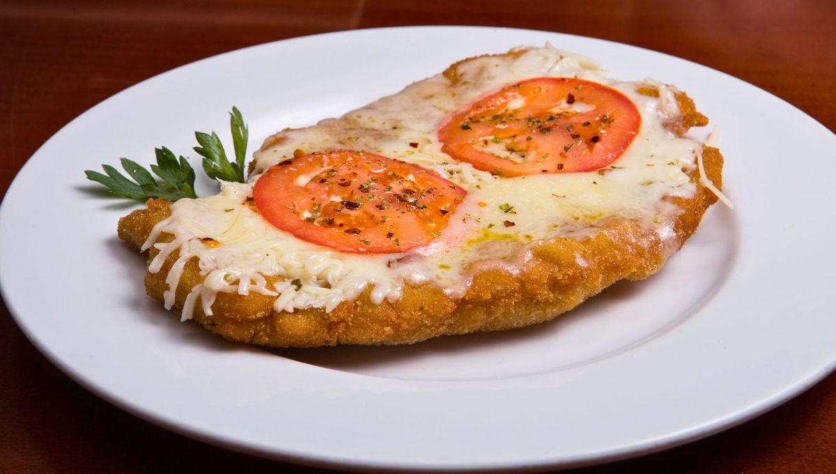 La milanesa napolitana nació por error. Fue en la década del 50, en Buenos Aires, cuando en el restaurante El Nápoli al cocinero se le pasó una milanesa. La milanesa napolitana nació por error. Fue en la década del 50, en Buenos Aires, cuando en el restaurante El Nápoli al cocinero se le pasó una milanesa.