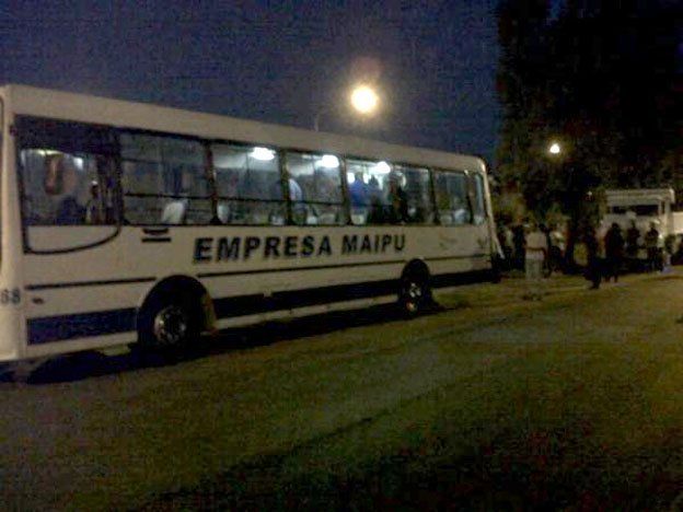 Chocó un camión municipal contra un colectivo con alumnos en Maipú