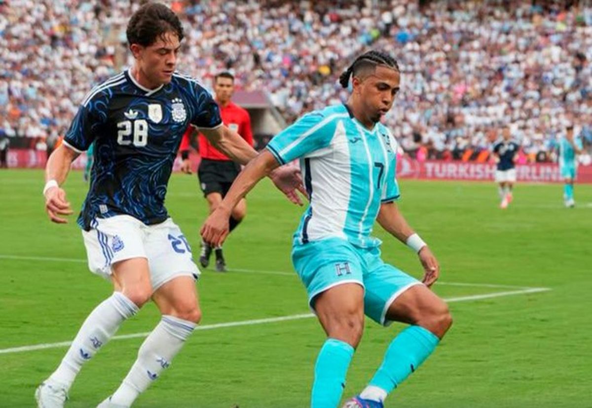 La Selección Argentina juega su primer amistoso en tierras norteamericanas contra Honduras, previo al Mundial 2026. Agustín Giay mete presión a Rivas.