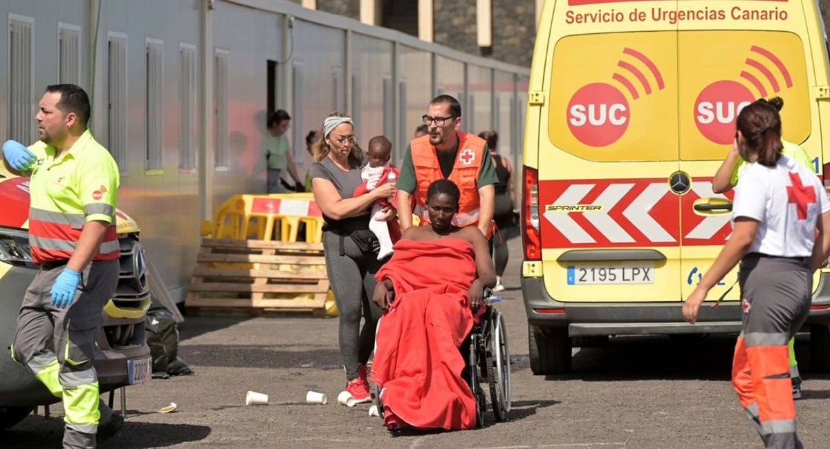 Siete mujeres, entre ellas tres menores, murieron al volcar una embarcación con 150 migrantes a pocos metros del muelle, en Islas Canarias Siete mujeres, entre ellas tres menores, murieron al volcar una embarcación con 150 migrantes a pocos metros del muelle, en Islas Canarias