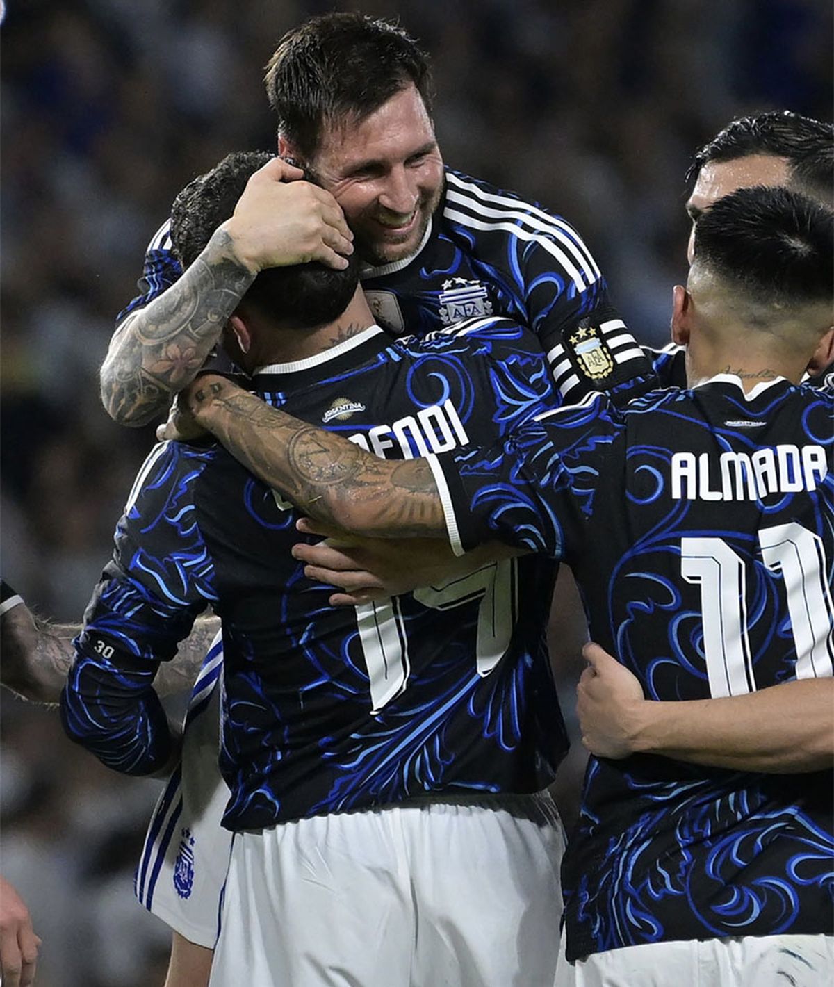 Messi abraza a Otamendi.