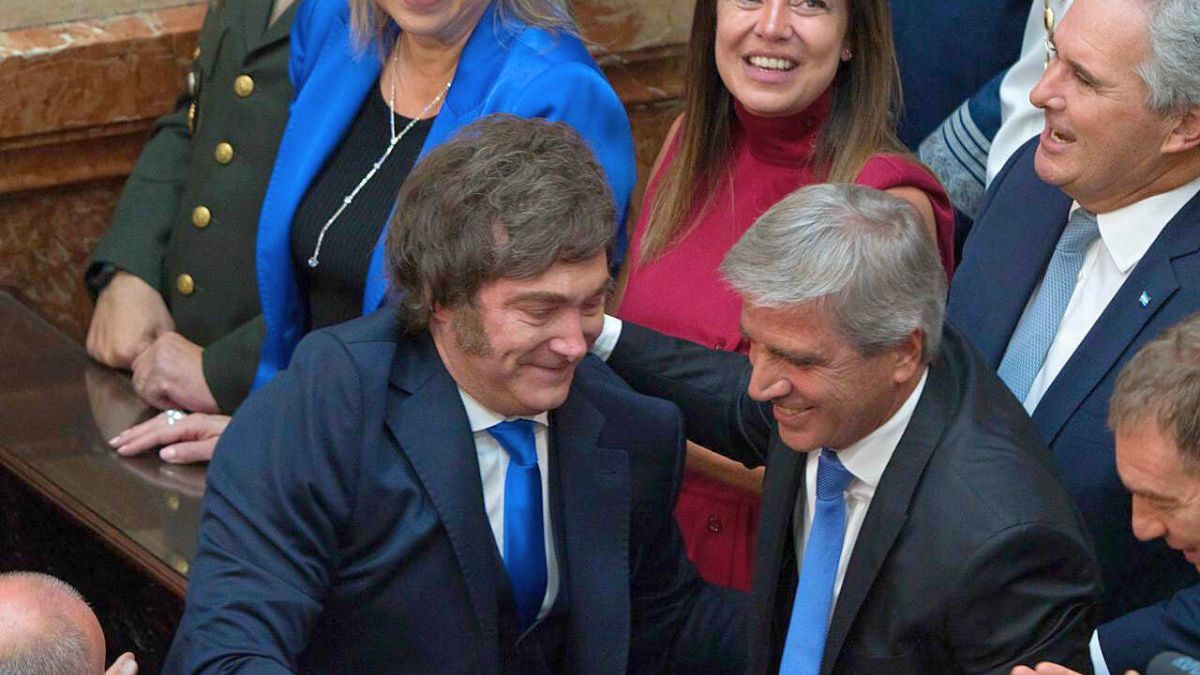 Javier Milei y Luis Caputo en la Asamblea Legislativa. Javier Milei y Luis Caputo en la Asamblea Legislativa.