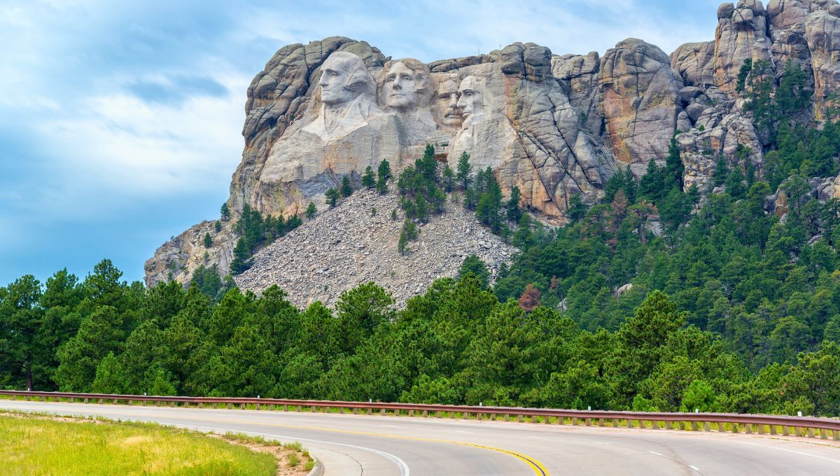 En el Monte Rushmore están talladas las caras de cuatro presidentes de Estados Unidos. En el Monte Rushmore están talladas las caras de cuatro presidentes de Estados Unidos.