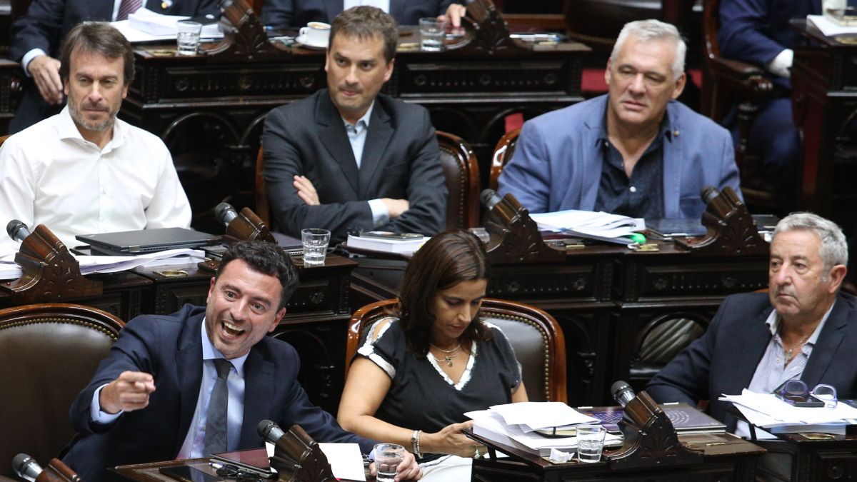 El radical Rodrigo De Loredo durante su discurso. Los diputados mendocinos Lisandro Nieri (arriba a la izquierda) y Julio Cobos (abajo). El radical Rodrigo De Loredo durante su discurso. Los diputados mendocinos Lisandro Nieri (arriba a la izquierda) y Julio Cobos (abajo).