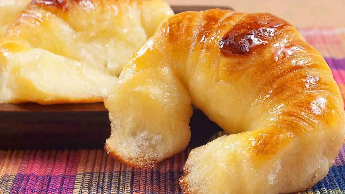 El secreto para que las medialunas caseras queden doradas y brillantes es pintarlas con huevo o almíbar. El secreto para que las medialunas caseras queden doradas y brillantes es pintarlas con huevo o almíbar.