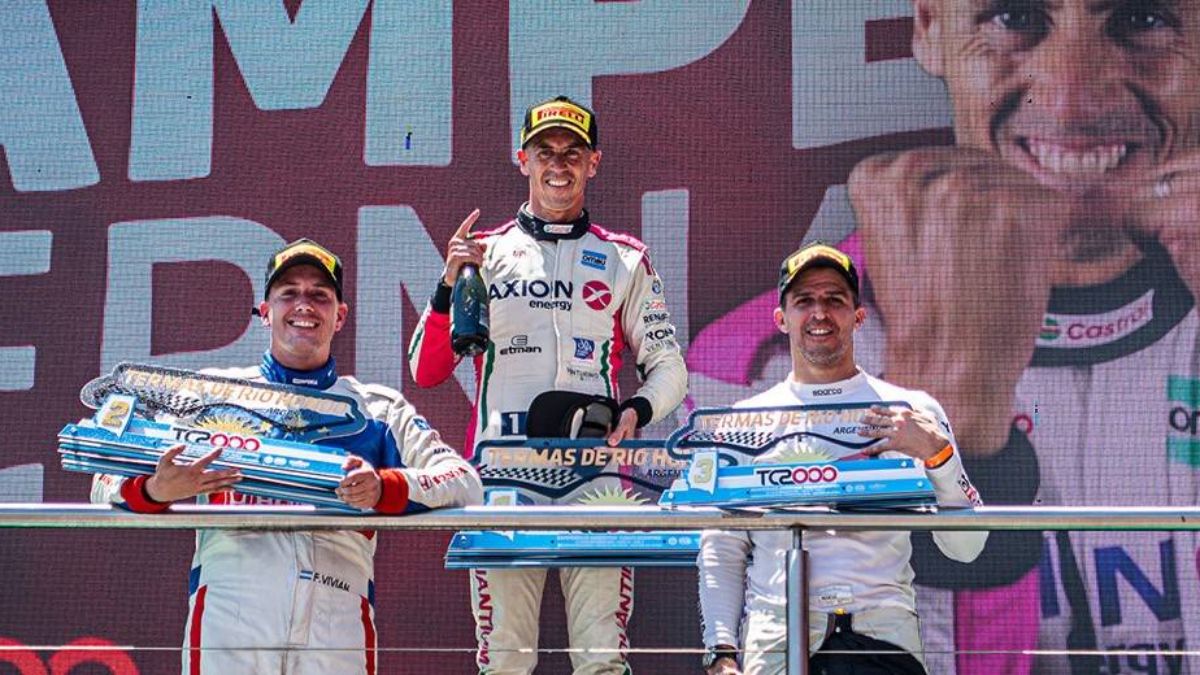 El podio de la 10ª carrera del TC2000 en Termas de Río Hondo: En lo más alto, Leonel Pernía, que así obtuvo su tetracampeonato. Lo escoltan Franco Vivian y Matías Rossi