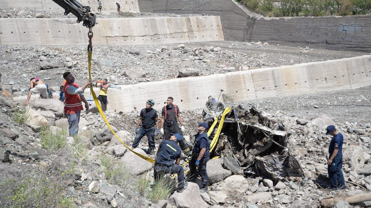 Así quedó el auto de Luis Alberto Parra en el cauce de agua en El Challao