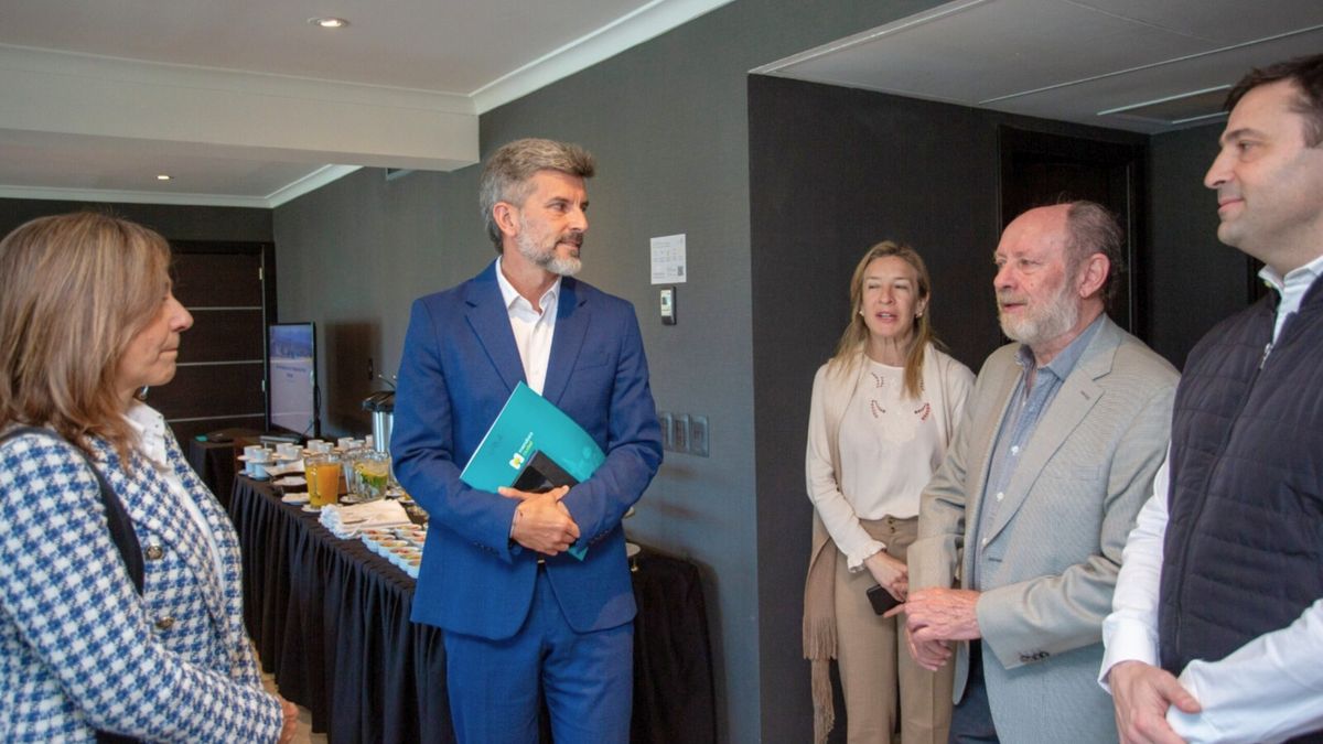 La gerente del CEM, Silvia Jardel; el intendente Ulpiano Suarez, el empresario Ángel Cirasino y el economista Gustavo Rivarola. La gerente del CEM, Silvia Jardel; el intendente Ulpiano Suarez, el empresario Ángel Cirasino y el economista Gustavo Rivarola.