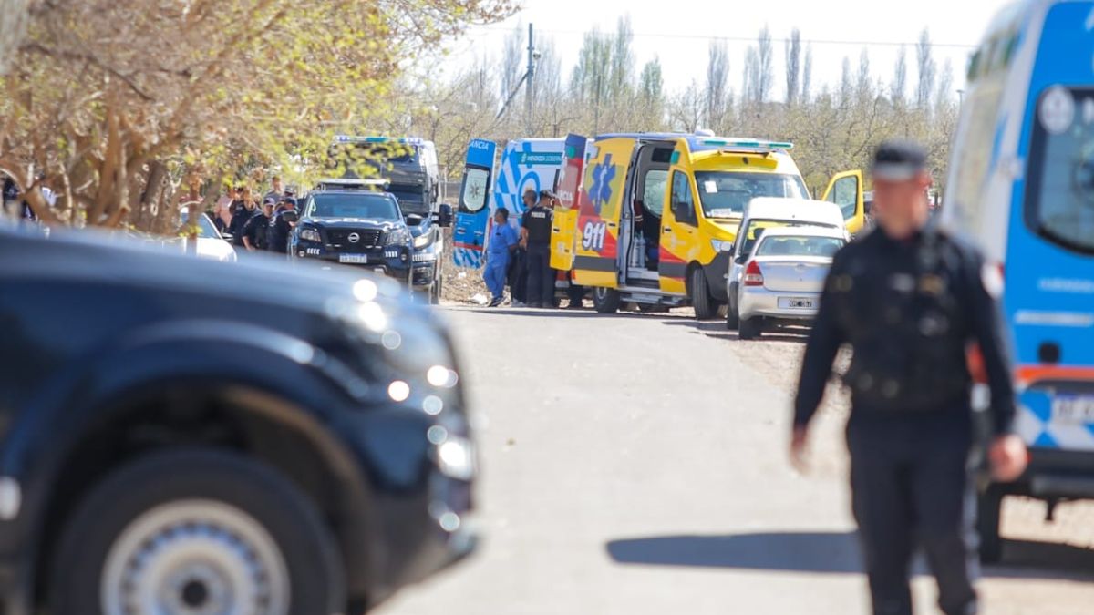 Megaoperativo en las cercanías de la escuela de La Paz, donde se atrincheró una alumna de 14 años con un arma de fuego. Megaoperativo en las cercanías de la escuela de La Paz, donde se atrincheró una alumna de 14 años con un arma de fuego.