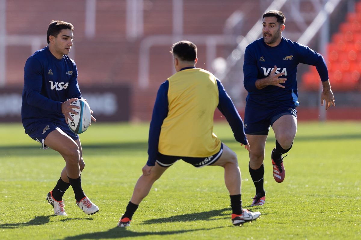 Santi Carreras y De la Fuente en el último entrenamiento de Los Pumas antes de jugar con Francia. Santi Carreras y De la Fuente en el último entrenamiento de Los Pumas antes de jugar con Francia.