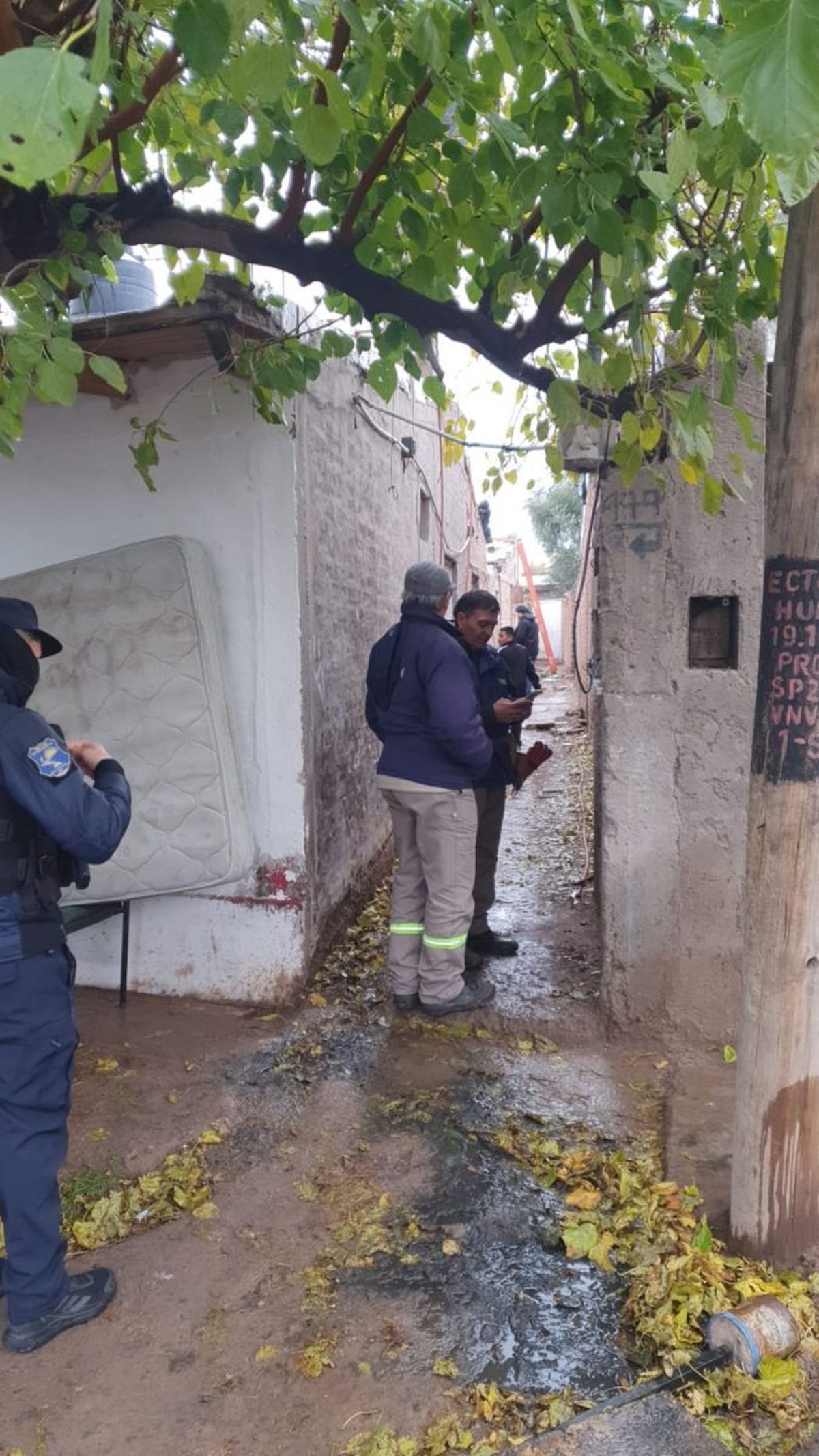Durante el allanamiento en Guaymallén se detectaron conexiones domiciliarias clandestinas. Fotos: Ministerio de Seguridad Durante el allanamiento en Guaymallén se detectaron conexiones domiciliarias clandestinas. Fotos: Ministerio de Seguridad