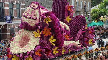 Impresionante Desfile de Esculturas para Van Gogh